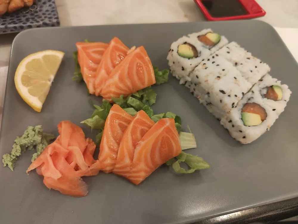 Sashimi Saumon Et California Saumon Avocat